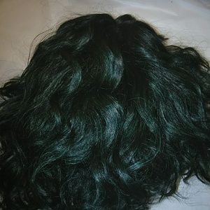 Used Shorter wavey wig greenish/Black